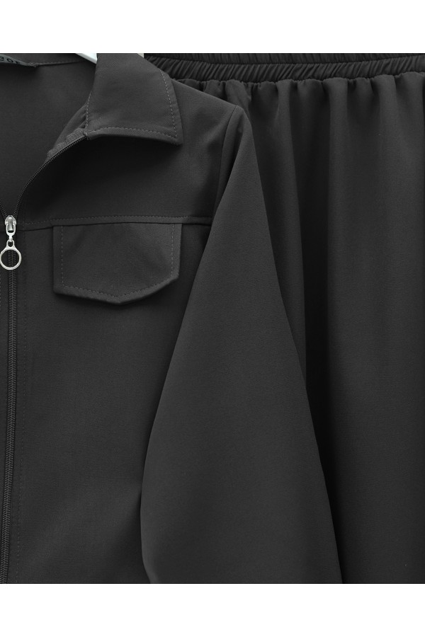 Double-piece set with front zipper, elasticated waist and cuffs, and pocket details. -Black