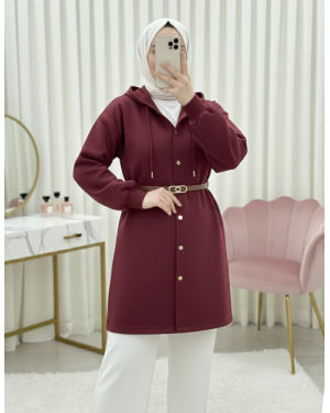 سويت شيرت بثلاثة خيوط، مزود بغطاء رأس، وأزرار أمامية، وحزام. -بوردو