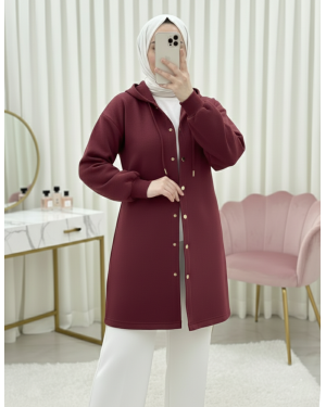 سويت شيرت بثلاثة خيوط، مزود بغطاء رأس، وأزرار أمامية، وحزام. -بوردو