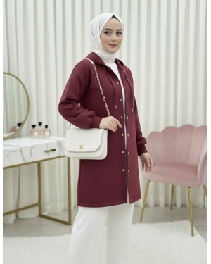 سويت شيرت بثلاثة خيوط، مزود بغطاء رأس، وأزرار أمامية، وحزام. -بوردو