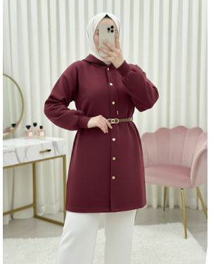 سويت شيرت بثلاثة خيوط، مزود بغطاء رأس، وأزرار أمامية، وحزام. -بوردو