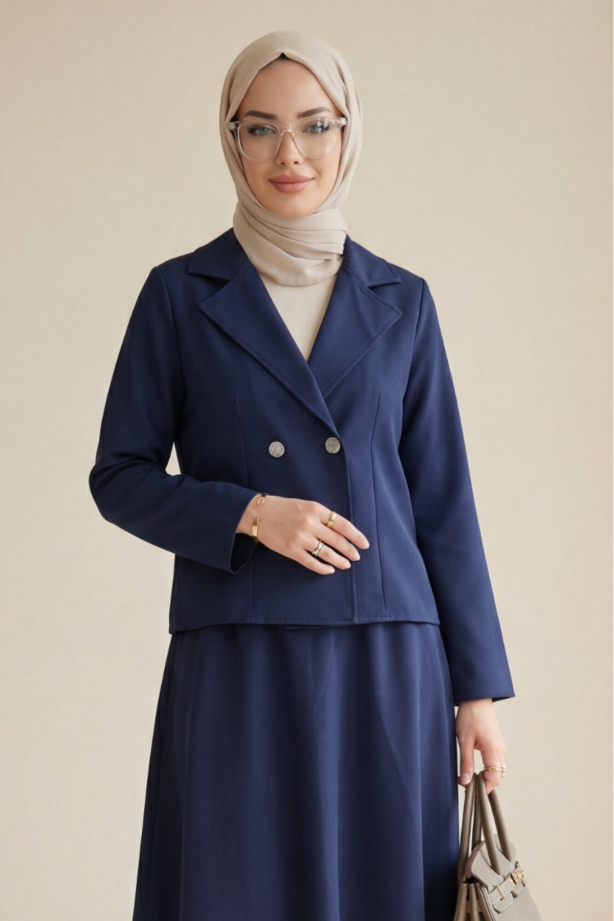 طقم سترة وتنورة بأزرار أمامية مزدوجة وصفين من الأزرار (كريب مزدوج). -كحلي