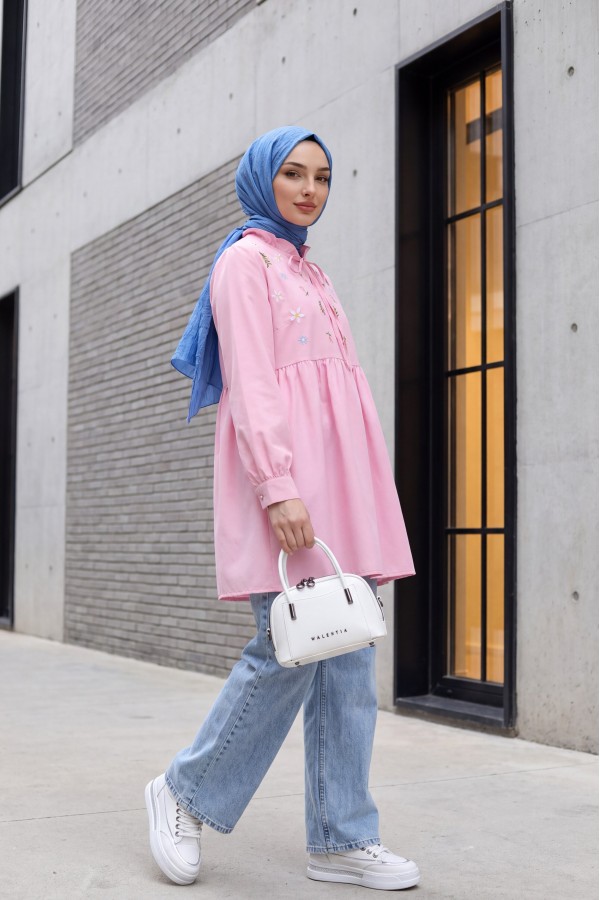 V Yaka Bağlamalı Yakası Fırfırlı Çiçek Nakışlı Poplin Tunik -Pembe