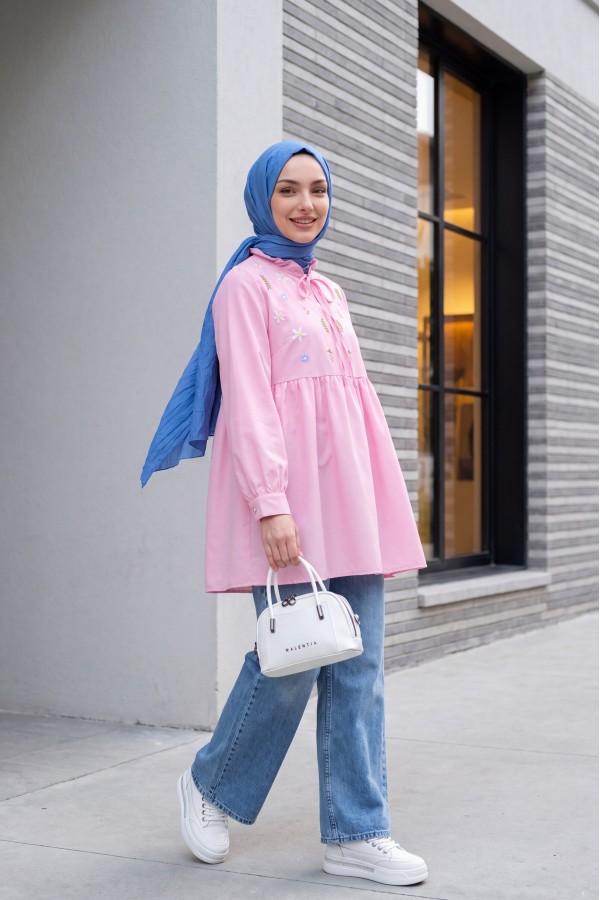 V Yaka Bağlamalı Yakası Fırfırlı Çiçek Nakışlı Poplin Tunik -Pembe