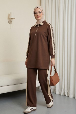 طقم جيرسي بياقة وسحاب نصفي وجوانب منقوشة -بنى