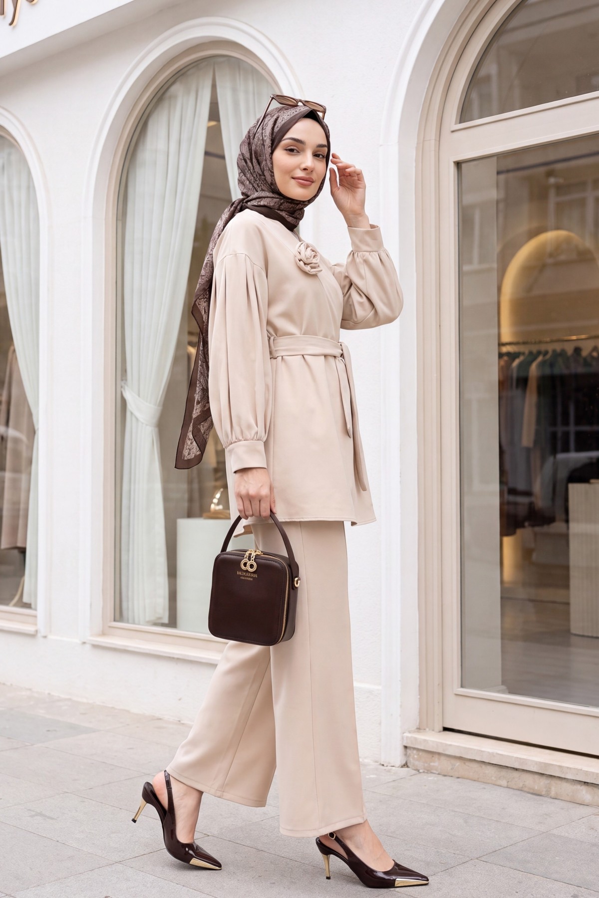 V - Beige