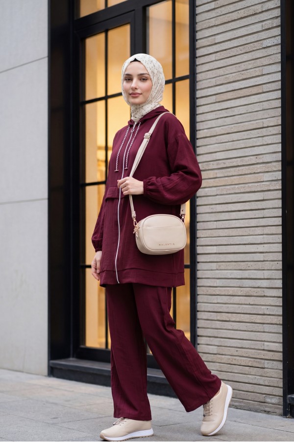 Strawberry Style Hooded Sweatshirt with Chain Collar and Zip-Up Pants -Maroon