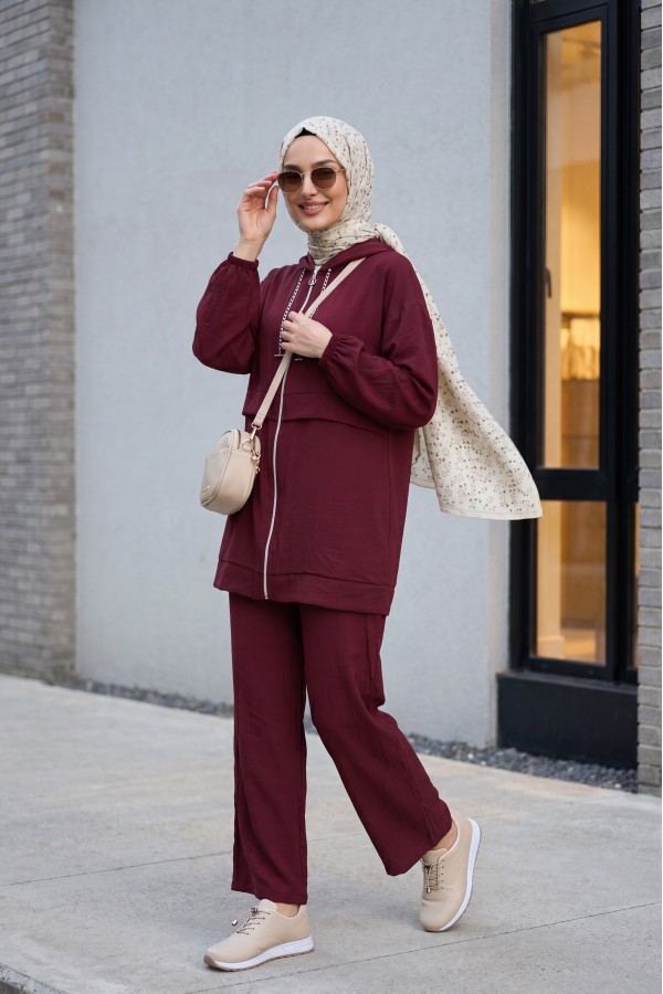 Strawberry Style Hooded Sweatshirt with Chain Collar and Zip-Up Pants -Maroon