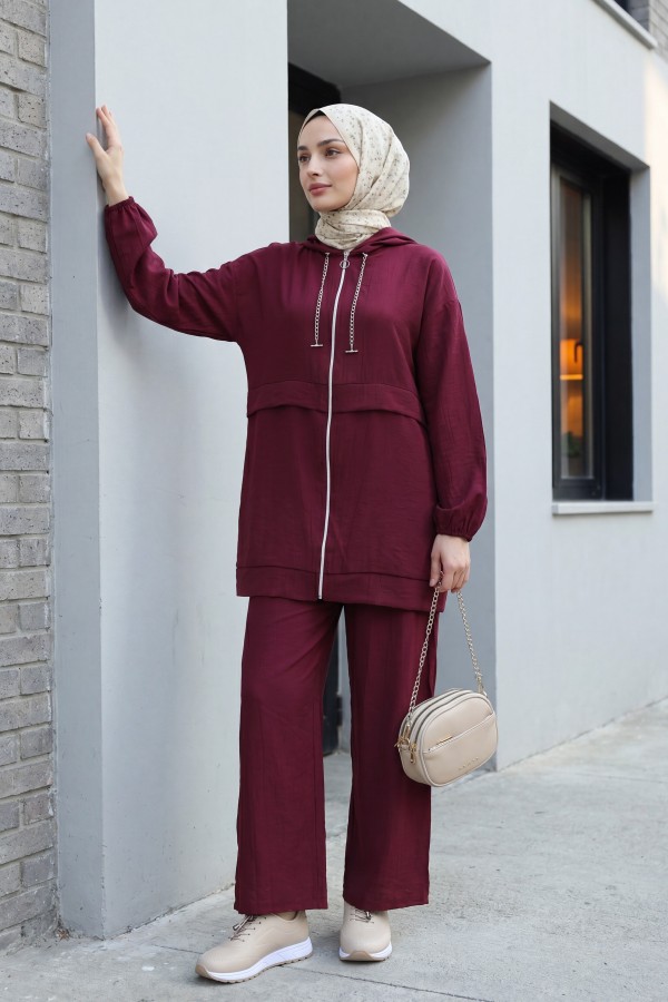 Strawberry Style Hooded Sweatshirt with Chain Collar and Zip-Up Pants -Maroon