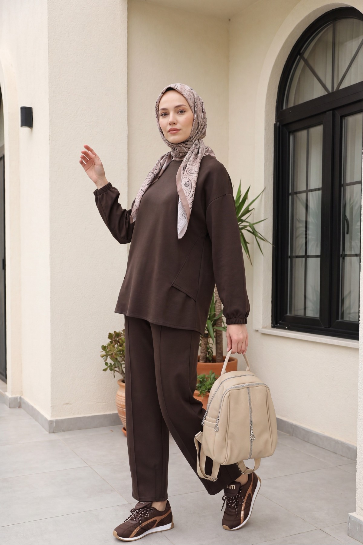 Oysho Set with Long Back, Bicycle Collar, Elasticated Sleeves and Trousers -Dark Coffee