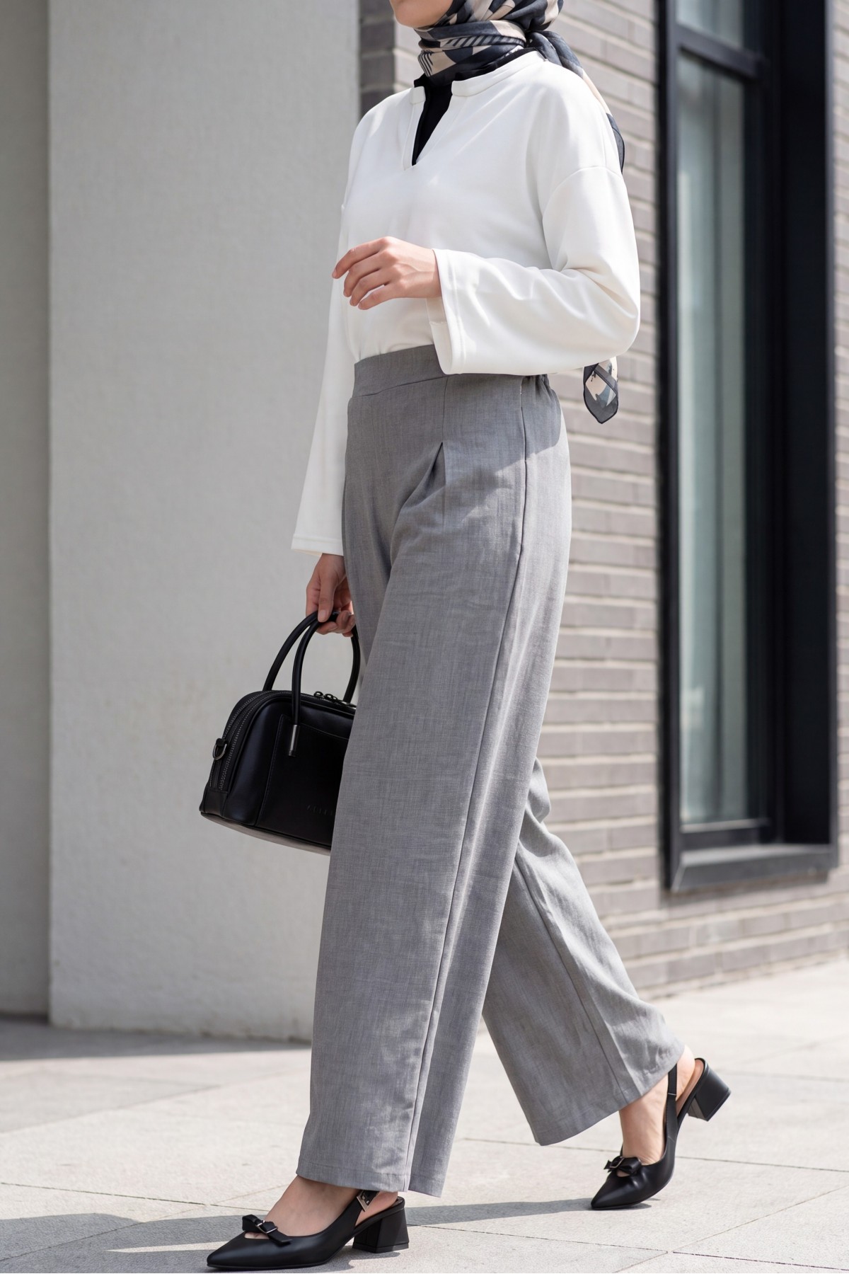 Wide-leg pleated linen-look trousers with elasticated waist. - Light grey