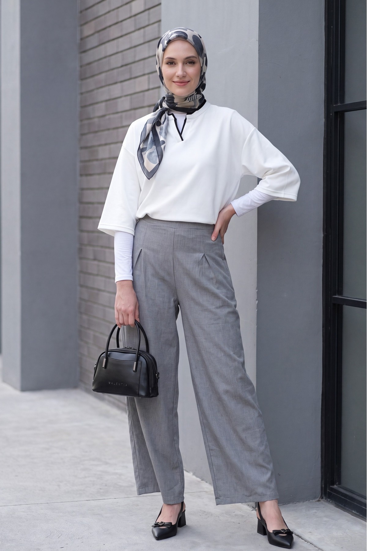 Wide-leg pleated linen-look trousers with elasticated waist. - Light grey