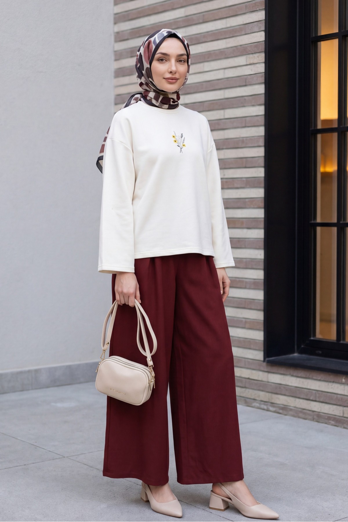 Wide-leg pleated linen-look trousers with elasticated waist. -Maroon