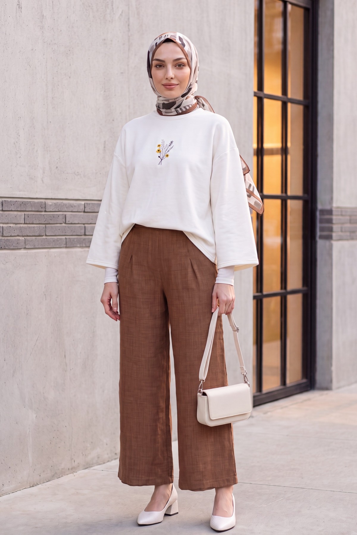 Wide-leg pleated linen-look trousers with elasticated waist. -Brown