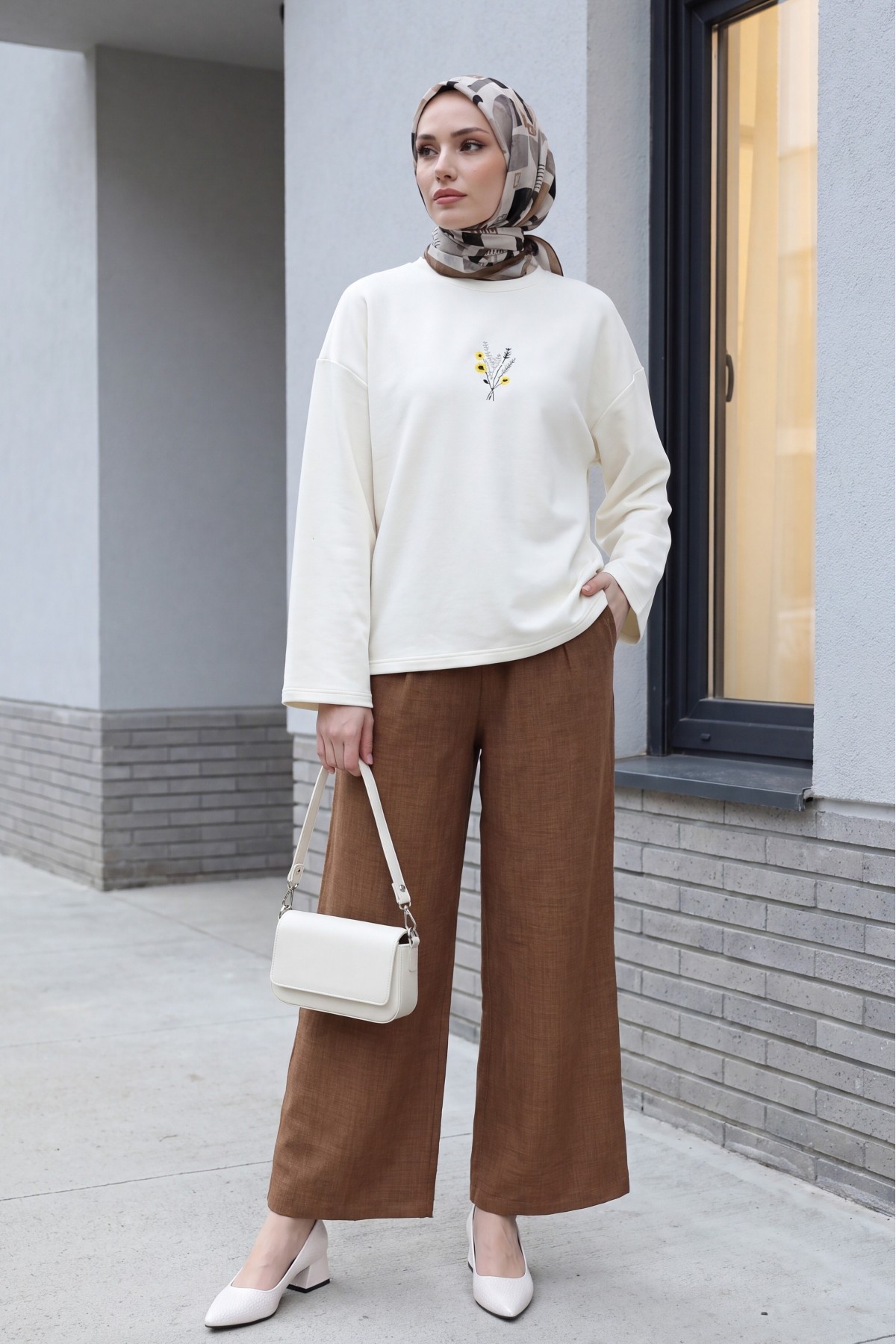 Wide-leg pleated linen-look trousers with elasticated waist. -Brown detay görseli