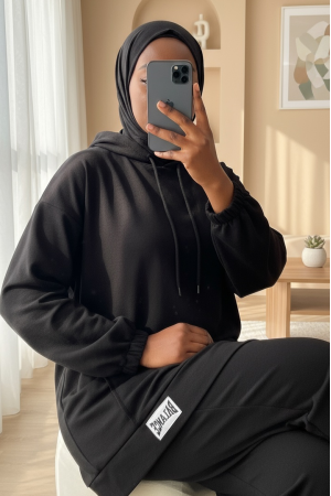 بدلة قطنية ممشطة بغطاء للرأس مع تفاصيل شعار -أسود