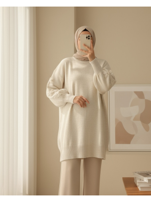 Kolu Çiçek Detaylı Yuvarlak Yaka Yumoş Triko Kazak -Ekru