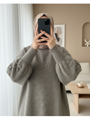 Kolu Çiçek Detaylı Yuvarlak Yaka Yumoş Triko Kazak -Toprak