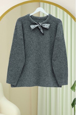 كنزة صوفية ناعمة محبوكة بتفاصيل ياقة وشاحية -لون مدخن