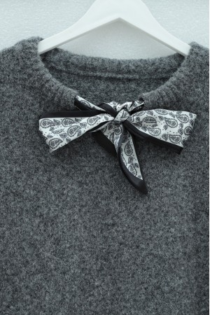 كنزة صوفية ناعمة محبوكة بتفاصيل ياقة وشاحية -لون مدخن