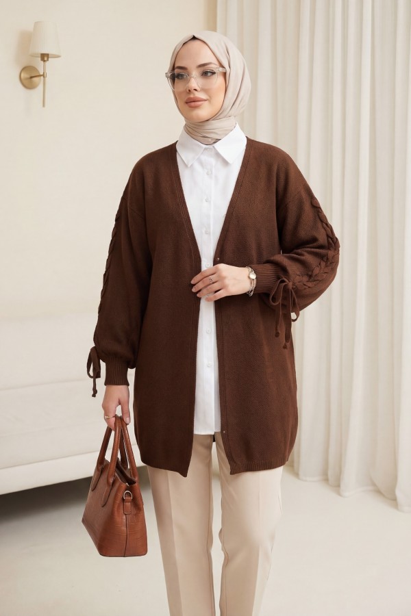 Loose-fitting knitted cardigan with braided sleeves -Brown