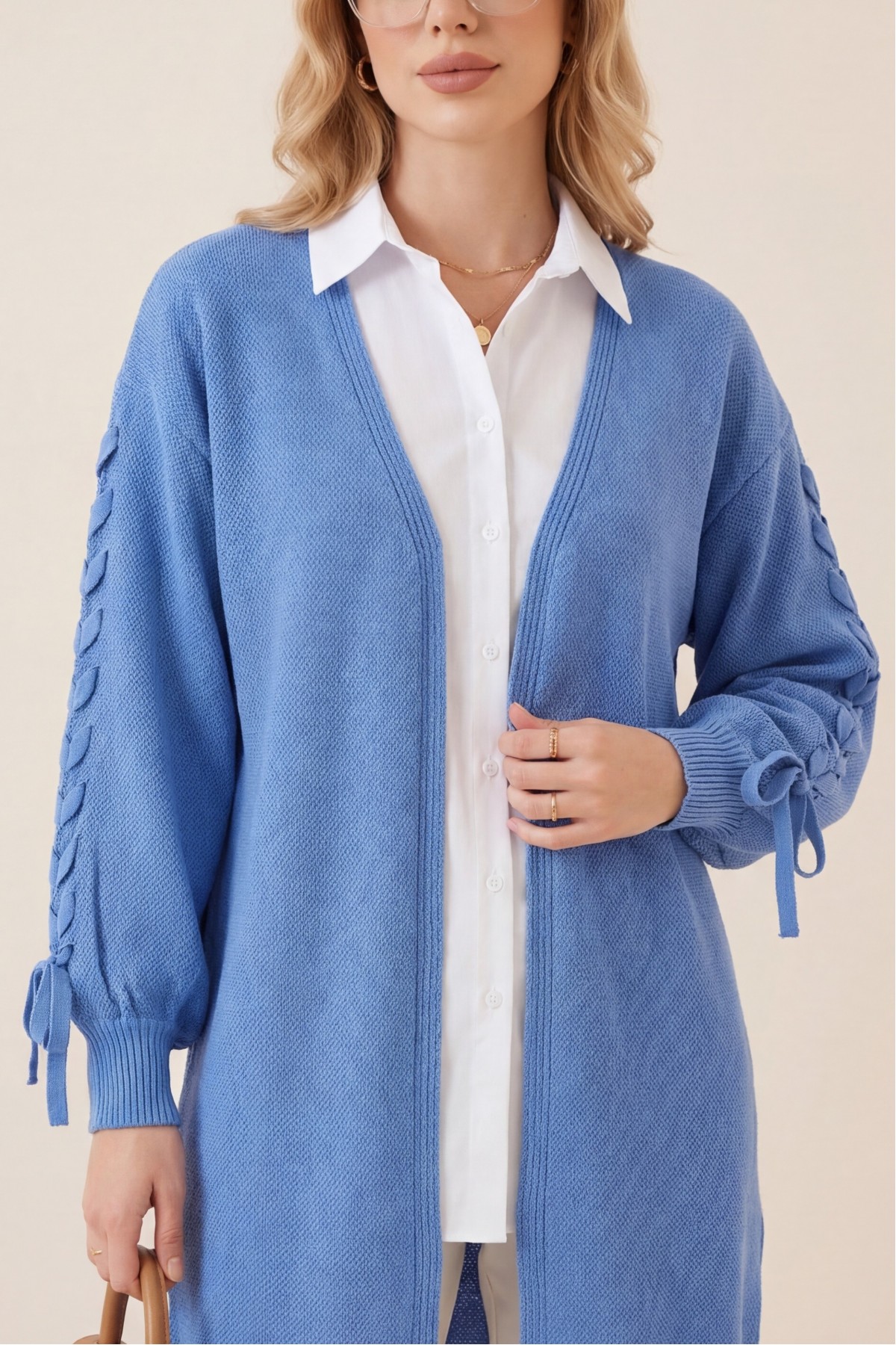Loose-fitting knitted cardigan with braided sleeves -Blue