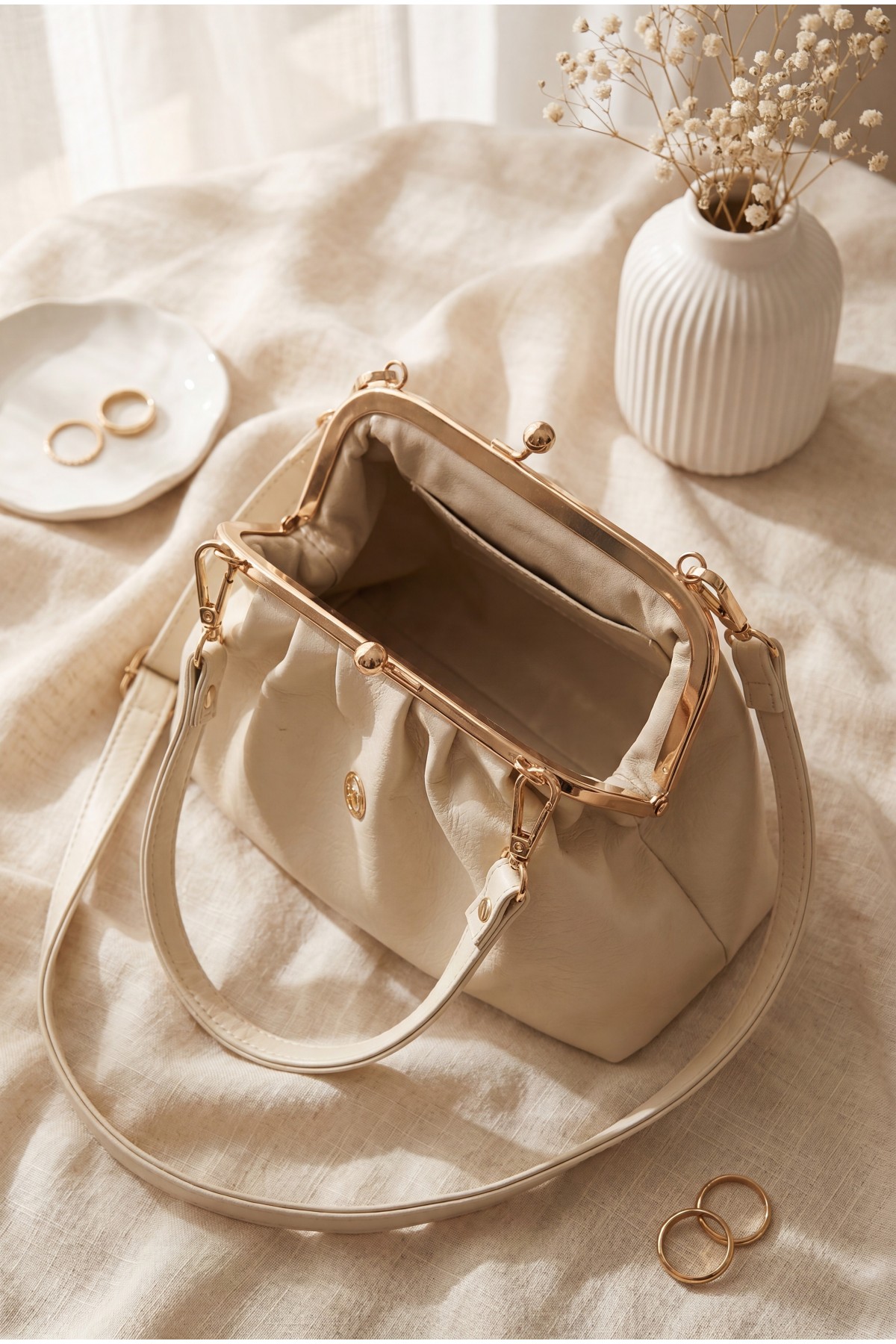 Clip-fastened, long-strap, nostalgic design bag - Beige