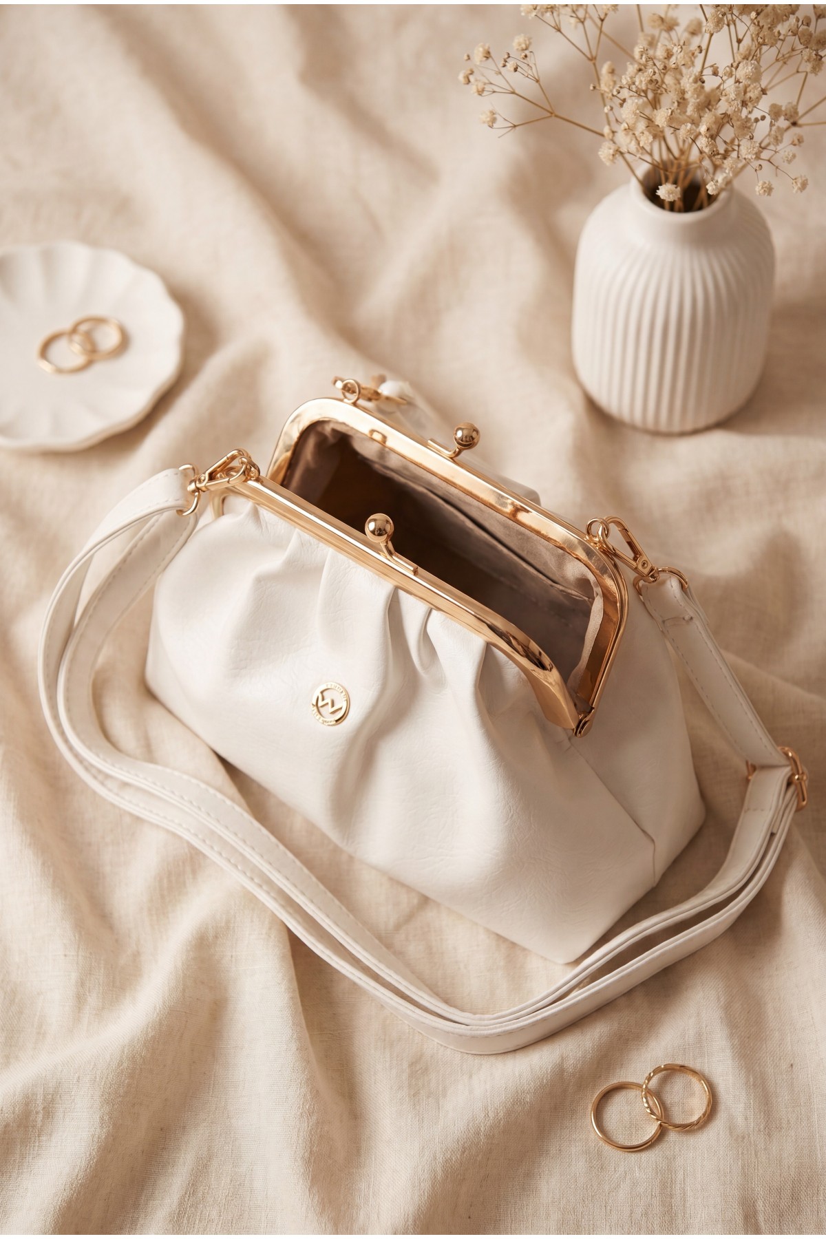 Clip-fastened, long-strap, nostalgic design bag -White