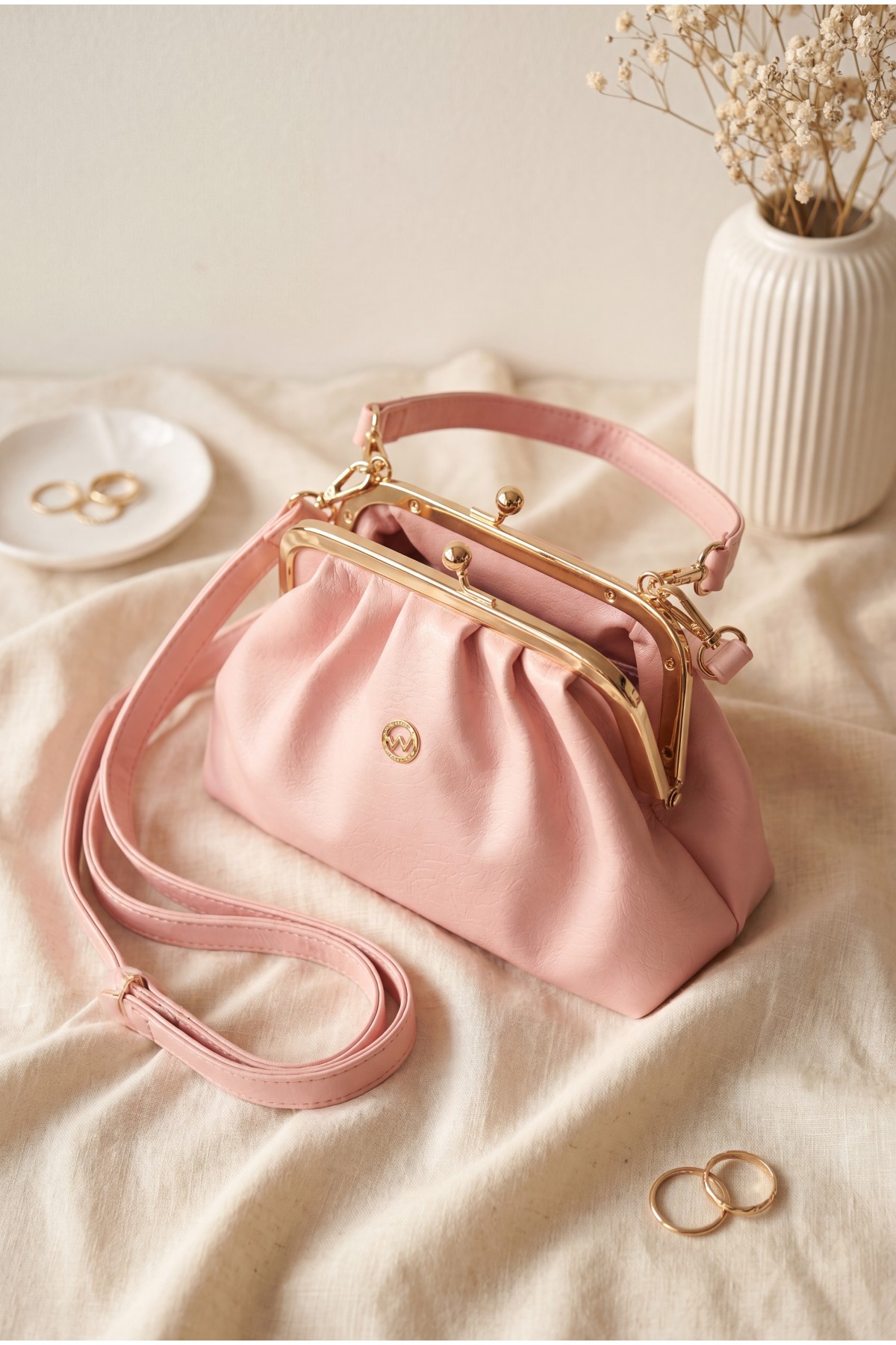 Clip-fastened, long-strap, nostalgic design bag -Pink