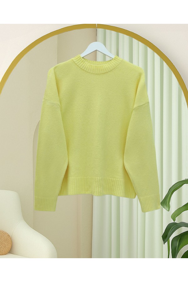 Loose-fitting turtleneck knitted sweater -Yellow