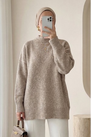 كنزة صوفية ناعمة، فضفاضة، بنصف رقبة  -اللون البيج