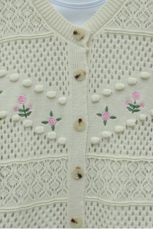 Önü Çiçek Nakışlı Ponponlu Düğmeli Triko Hırka -Krem