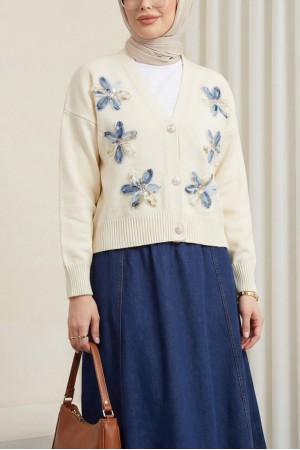 Önü Pul Ve Çiçek Detaylı Düğmeli Triko Hırka  -Krem