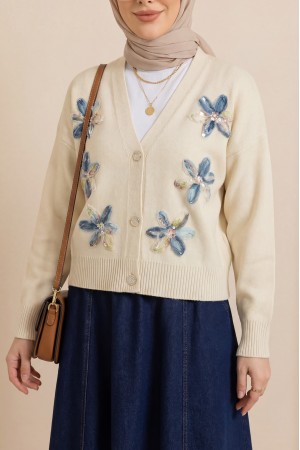 Önü Pul Ve Çiçek Detaylı Düğmeli Triko Hırka  -Krem