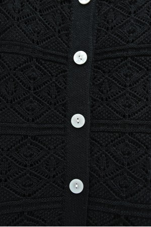 Düğmeli Desenli Ajurlu Triko Hırka  -Siyah