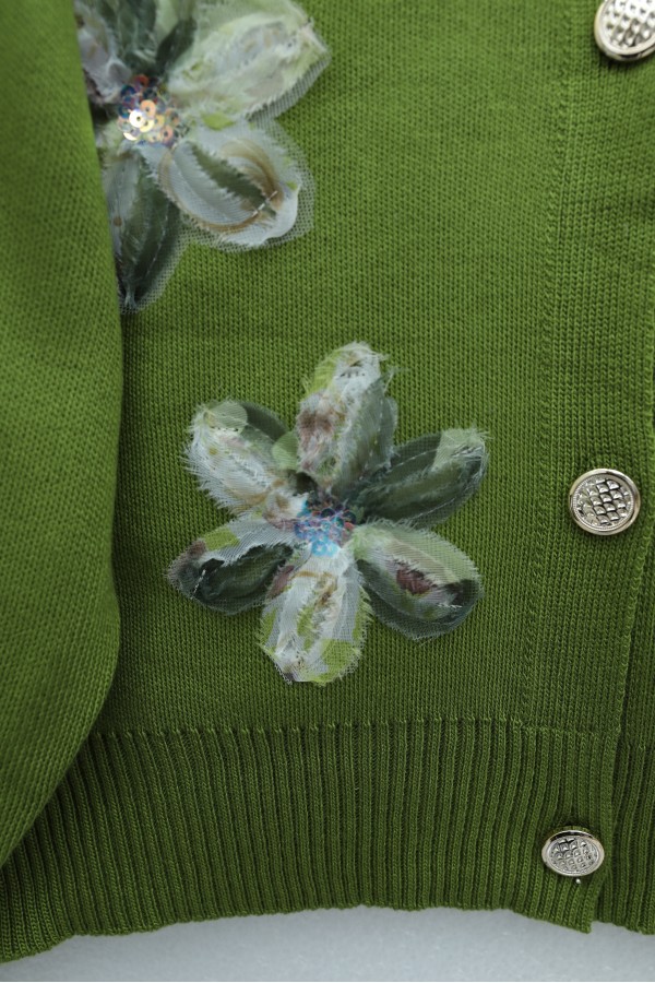 Buttoned knitted cardigan with sequin and floral details on the front.   -Khaki