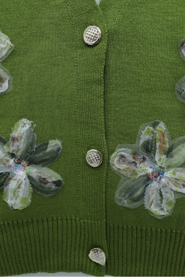 Buttoned knitted cardigan with sequin and floral details on the front.   -Khaki
