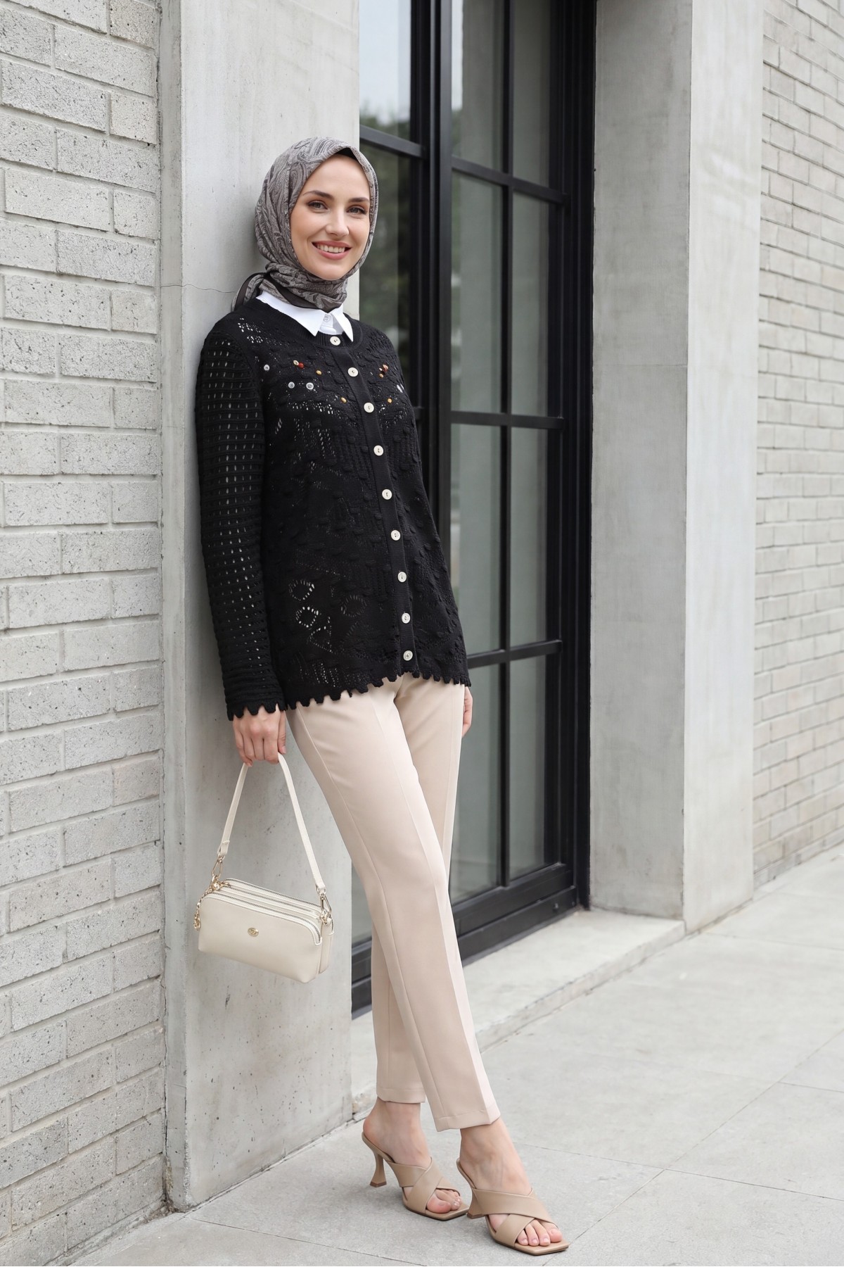 Pompom Round Neck Buttoned Knitwear Cardigan   -Black
