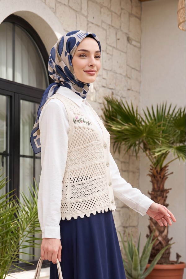 Yaprak Nakışlı Ajurlu Ponponlu Triko Yelek -Krem