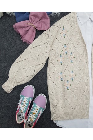 Ajurlu Çiçek Nakışlı Düğmeli Triko Hırka  -Taş