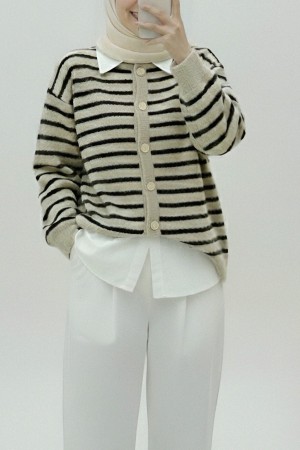 Yuvarlak Yaka Çizgili Düğmeli Yumoş Triko Hırka -K. Kahve