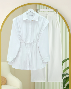 قميص من قماش البوبلين بتفاصيل ثنيات في الأمام والخلف وأزرار مخفية -أبيض