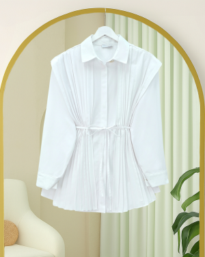قميص من قماش البوبلين بتفاصيل ثنيات في الأمام والخلف وأزرار مخفية -أبيض