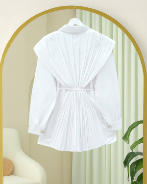 قميص من قماش البوبلين بتفاصيل ثنيات في الأمام والخلف وأزرار مخفية -أبيض