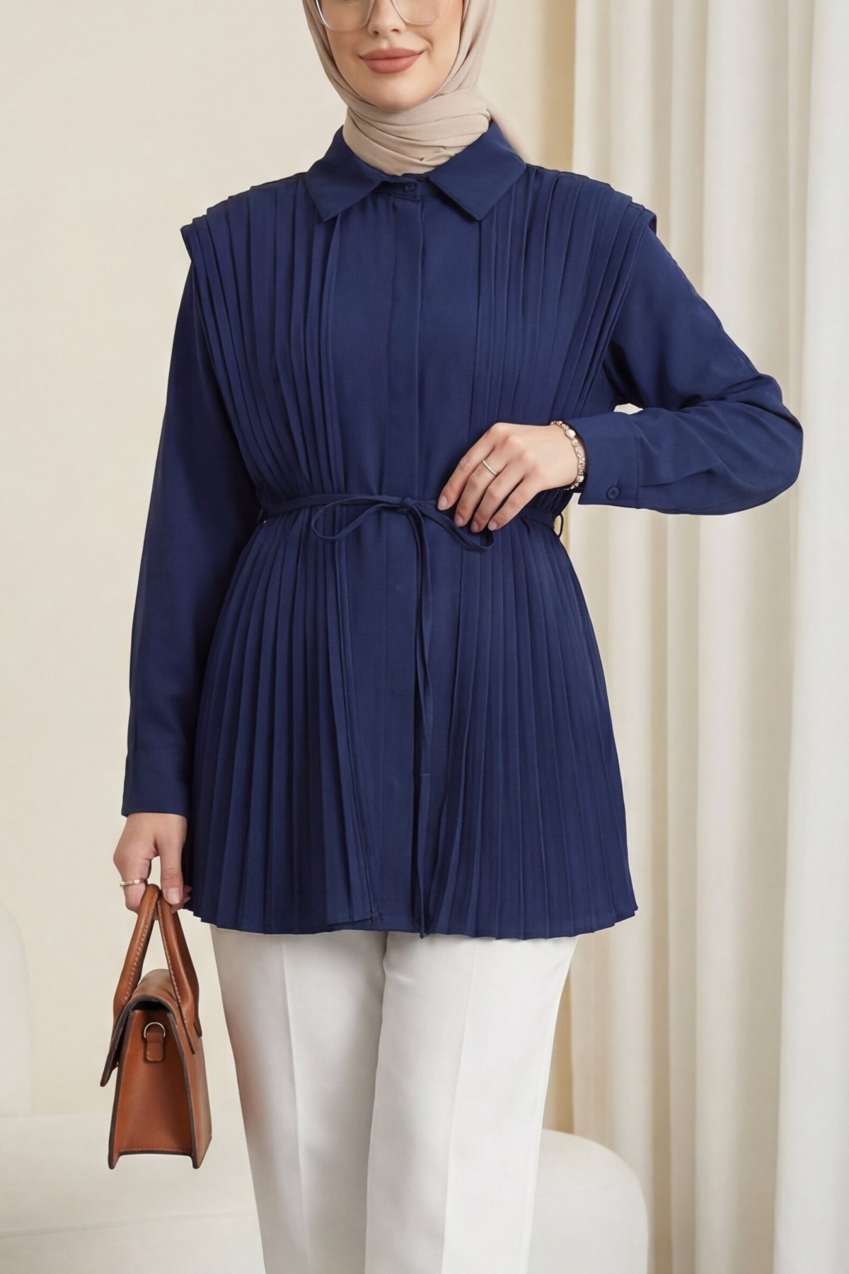 Poplin Shirt with Pleated Detail on Front and Back and Hidden Buttons -Navy blue