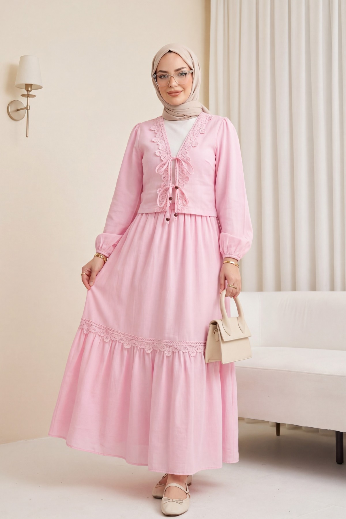 طقم كتان مبطن برباط أمامي وتفاصيل من الدانتيل. -وردي