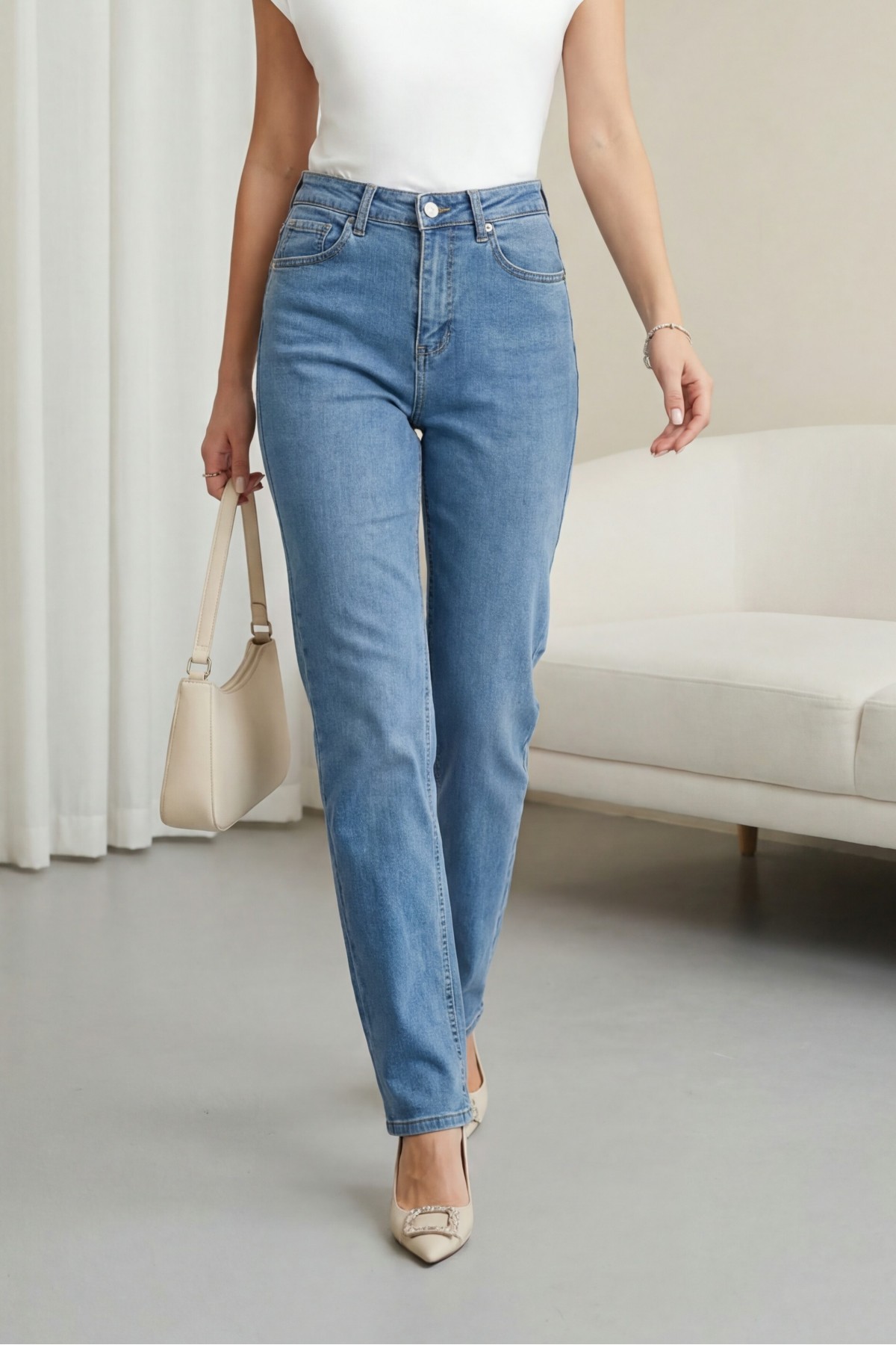 High-Waisted Straight-Leg Jeans with Pockets -Light blue