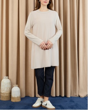 بلوزة نسائية بياقة عالية وتفاصيل من التول 