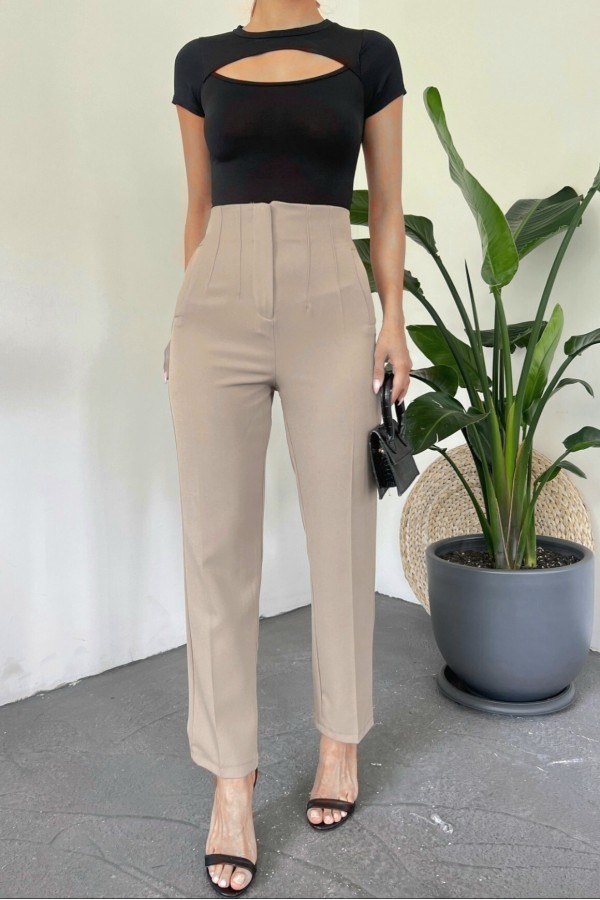 Zra Pleated Carrot Trousers - Beige