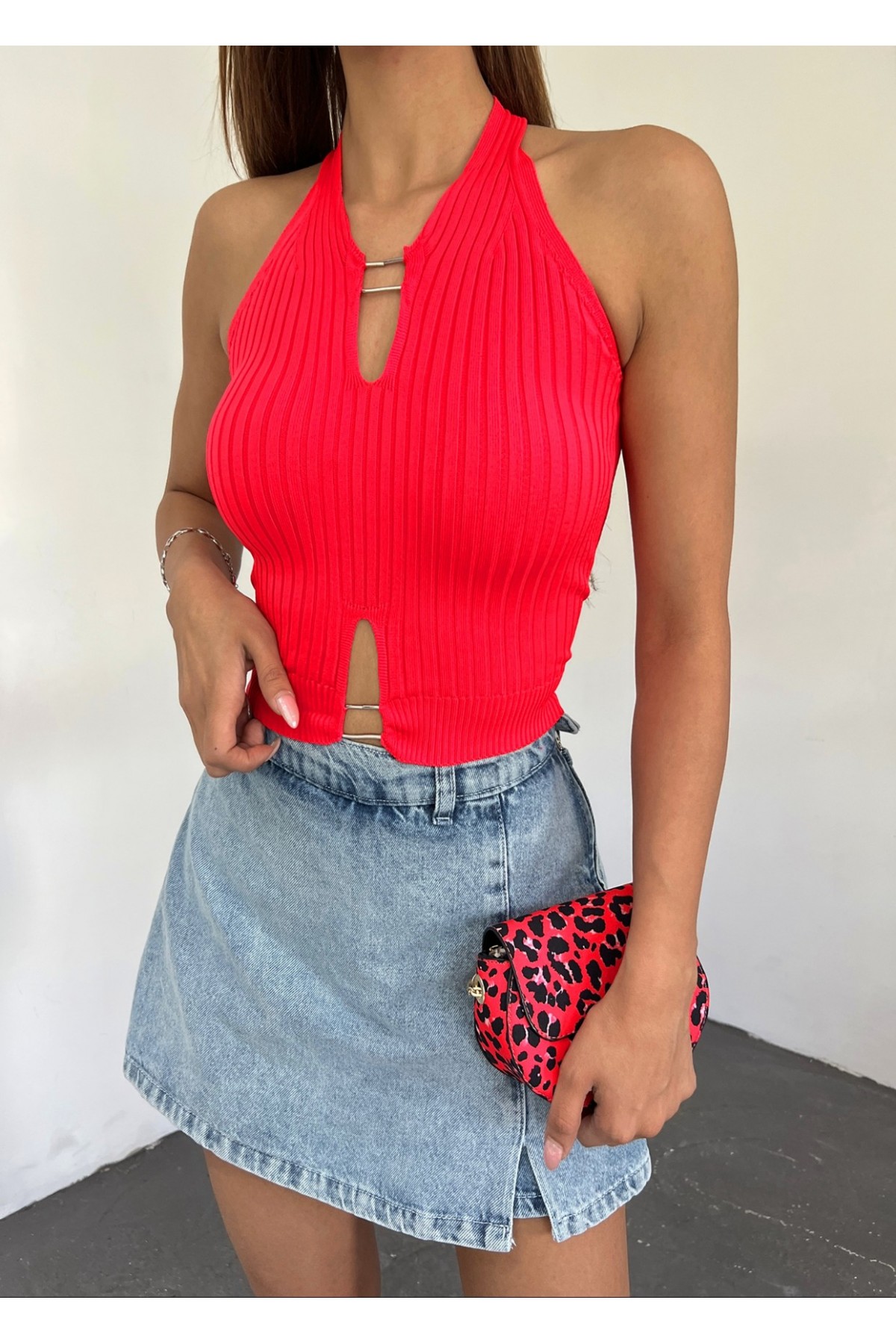 Metal Detail Zero Sleeve Ribbed Knitwear Crop Athlete -Red
